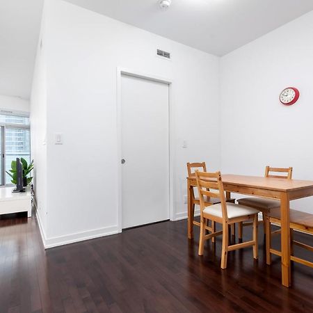Across From The Cn Tower, Metro Toronto Convention Centre And Rogers Centre In Downtown Toronto Core Apartment Bagian luar foto