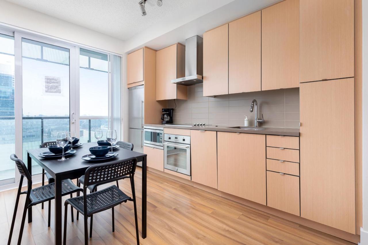 Across From The Cn Tower, Metro Toronto Convention Centre And Rogers Centre In Downtown Toronto Core Apartment Bagian luar foto