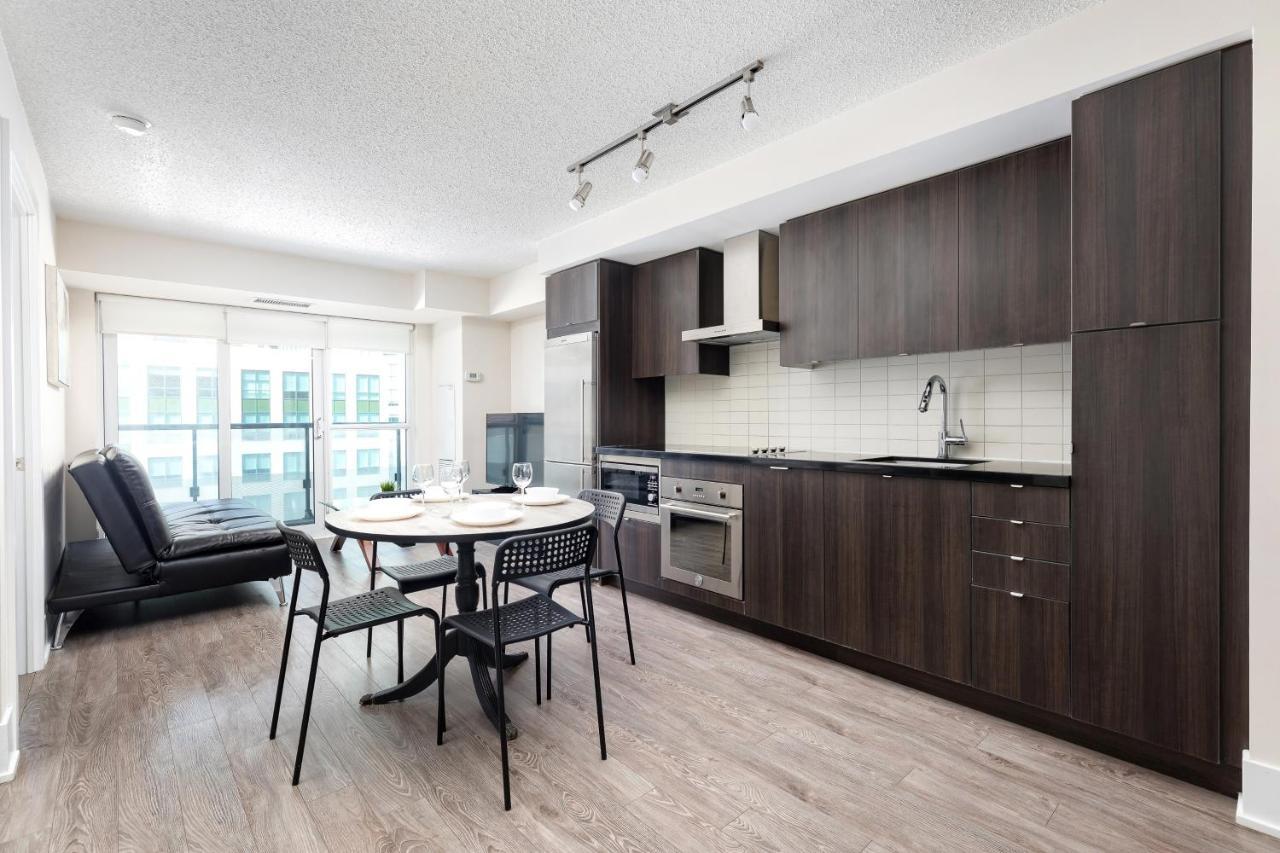 Across From The Cn Tower, Metro Toronto Convention Centre And Rogers Centre In Downtown Toronto Core Apartment Bagian luar foto