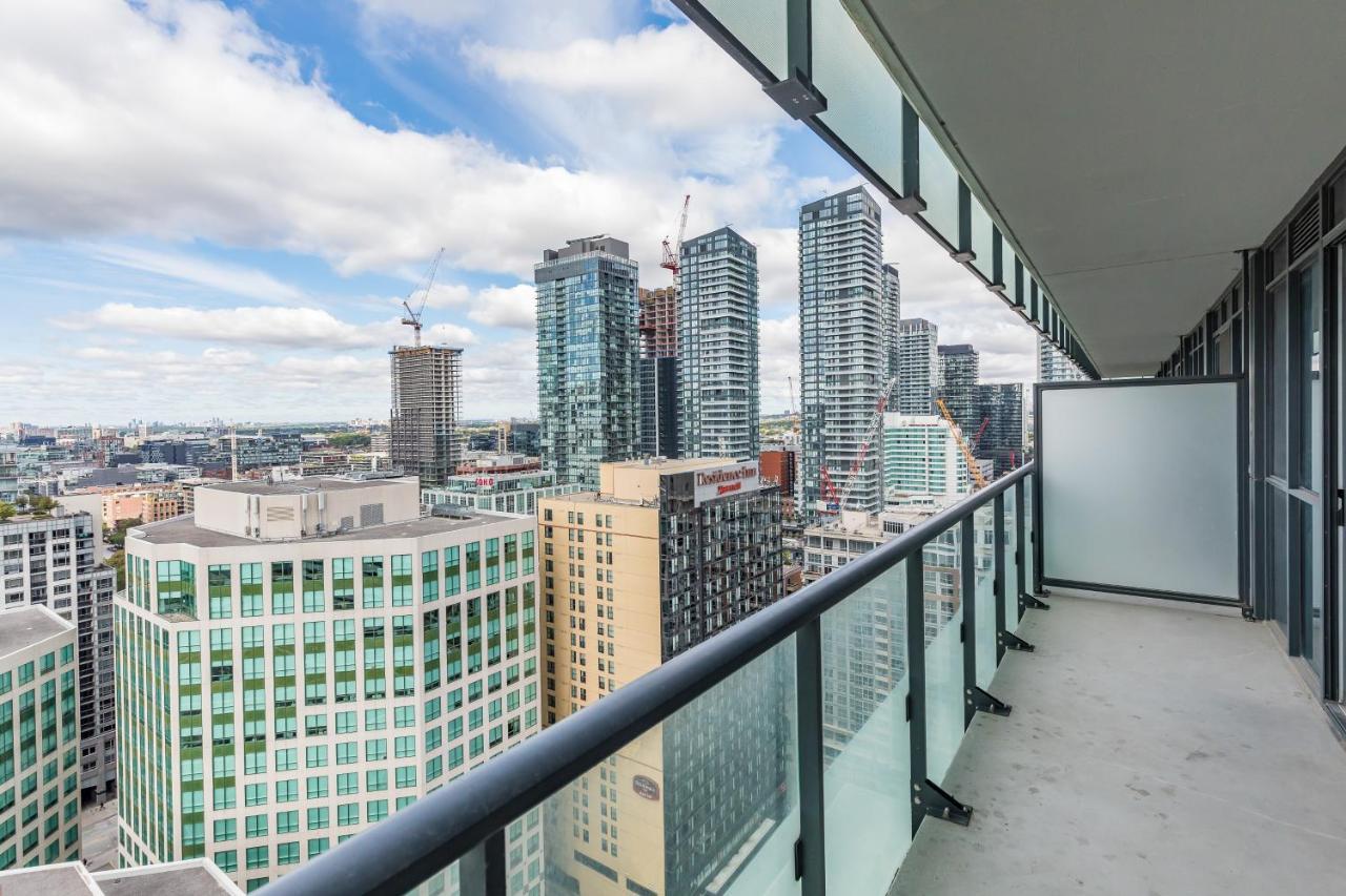 Across From The Cn Tower, Metro Toronto Convention Centre And Rogers Centre In Downtown Toronto Core Apartment Bagian luar foto