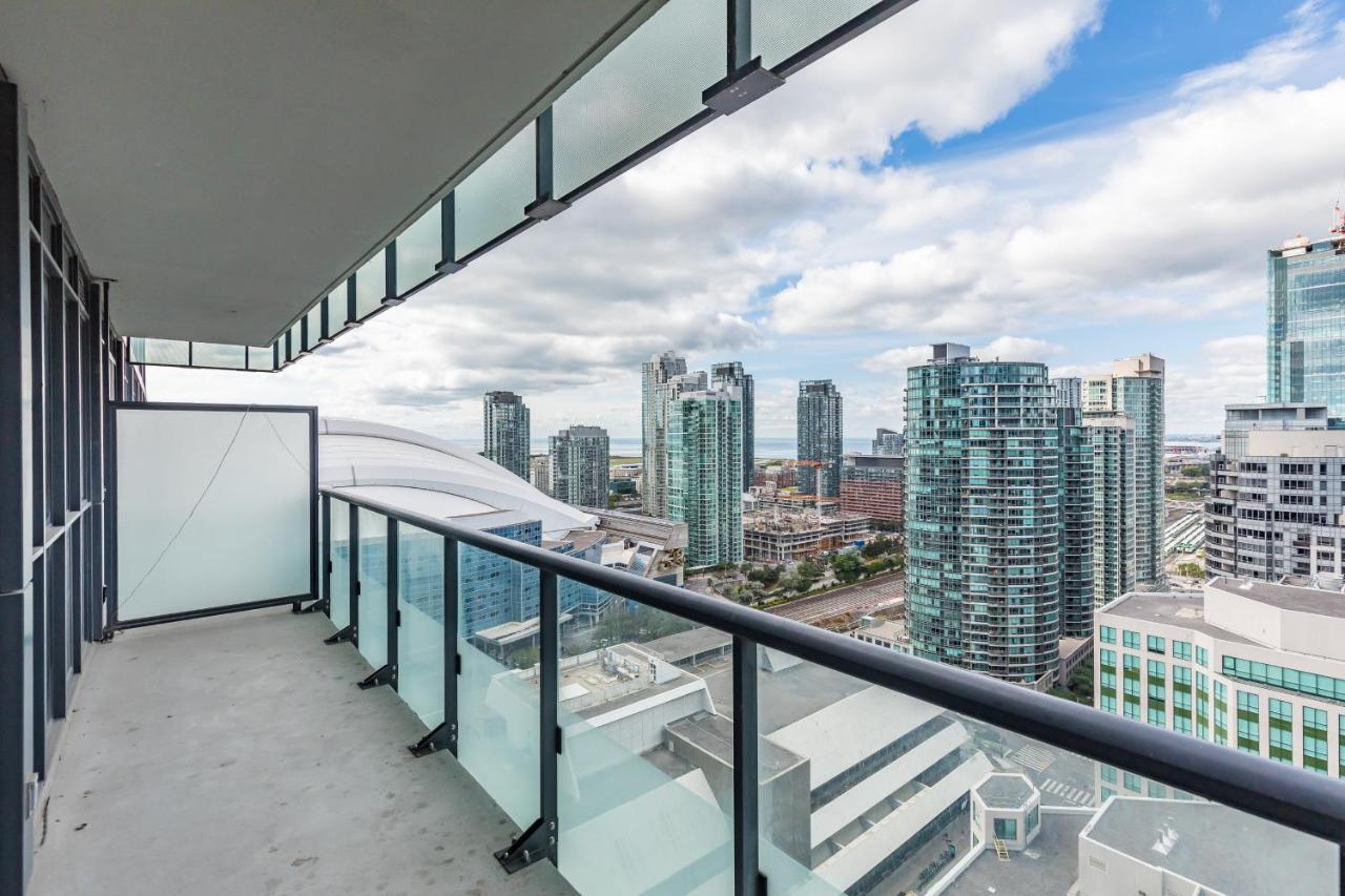 Across From The Cn Tower, Metro Toronto Convention Centre And Rogers Centre In Downtown Toronto Core Apartment Bagian luar foto