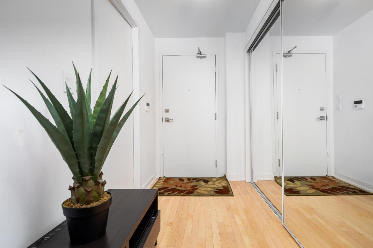 Across From The Cn Tower, Metro Toronto Convention Centre And Rogers Centre In Downtown Toronto Core Apartment Bagian luar foto