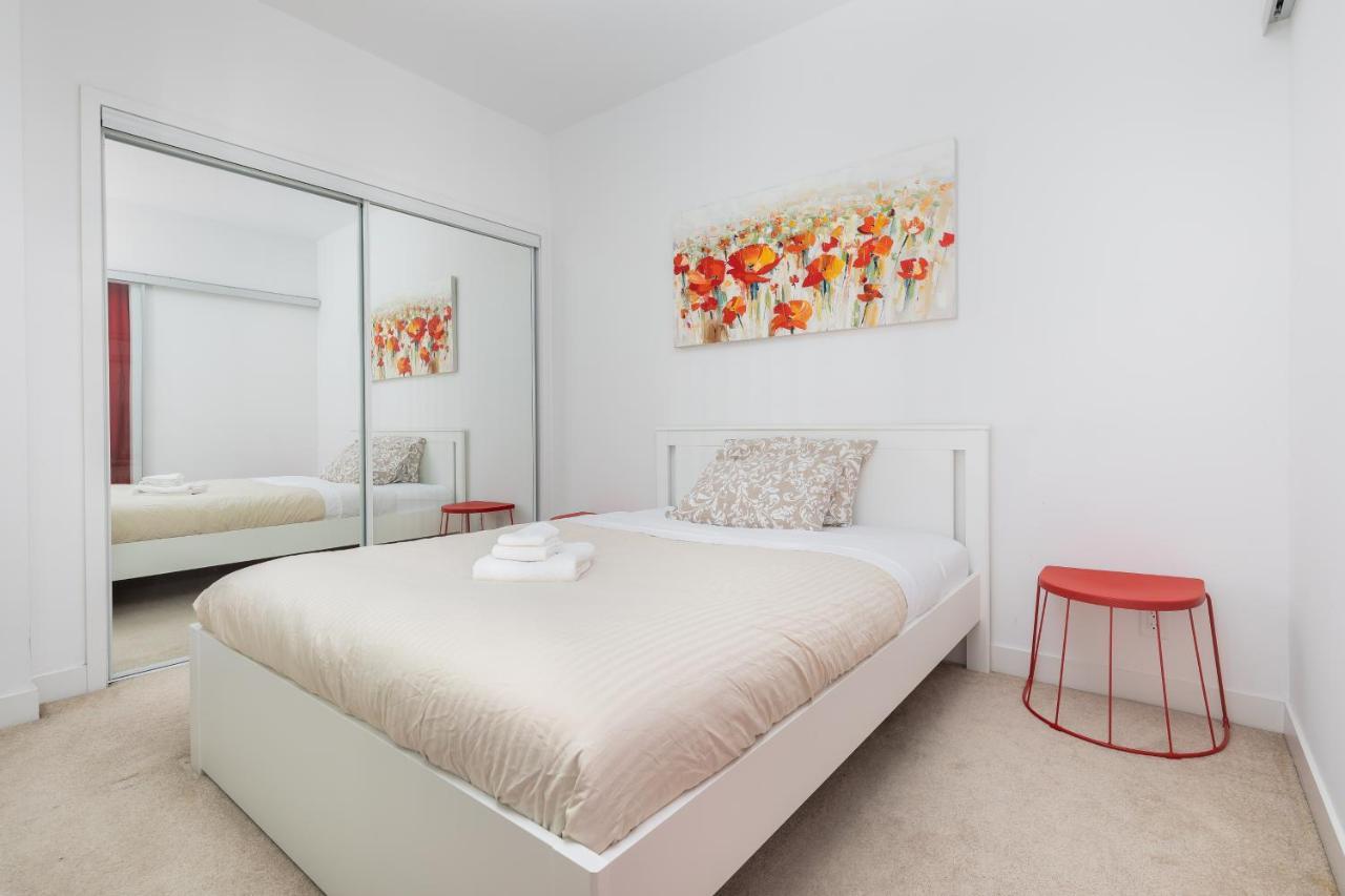 Across From The Cn Tower, Metro Toronto Convention Centre And Rogers Centre In Downtown Toronto Core Apartment Bagian luar foto