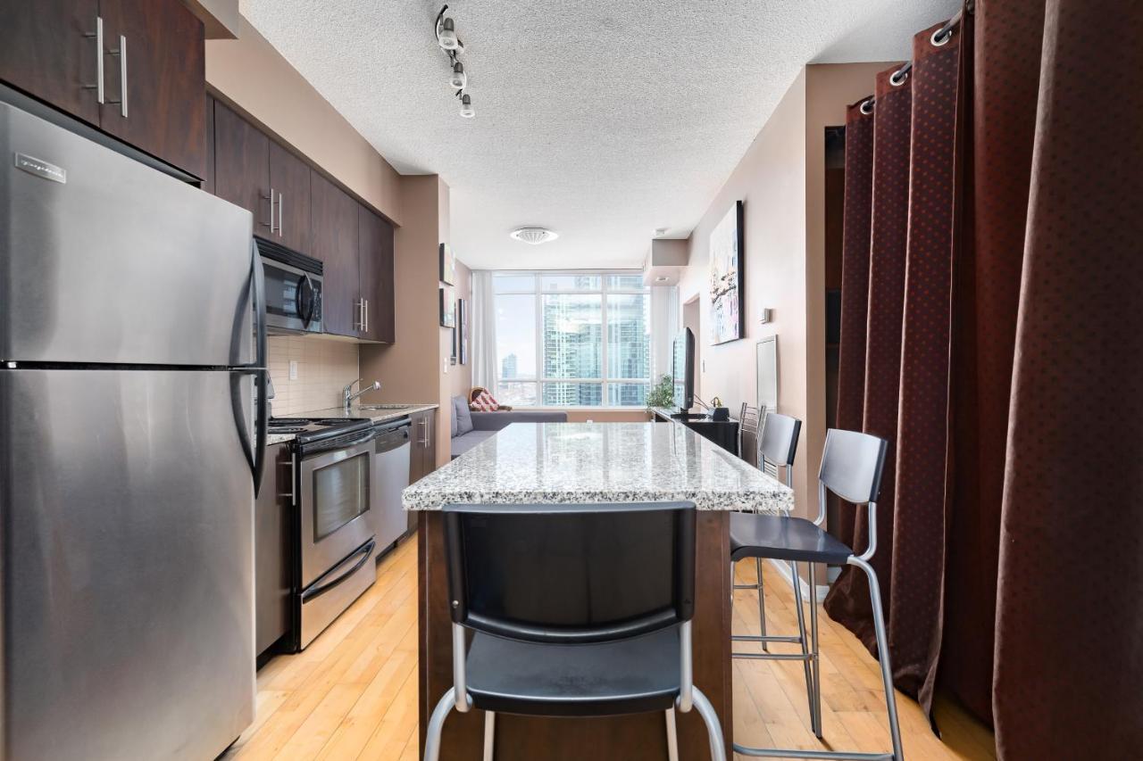 Across From The Cn Tower, Metro Toronto Convention Centre And Rogers Centre In Downtown Toronto Core Apartment Bagian luar foto