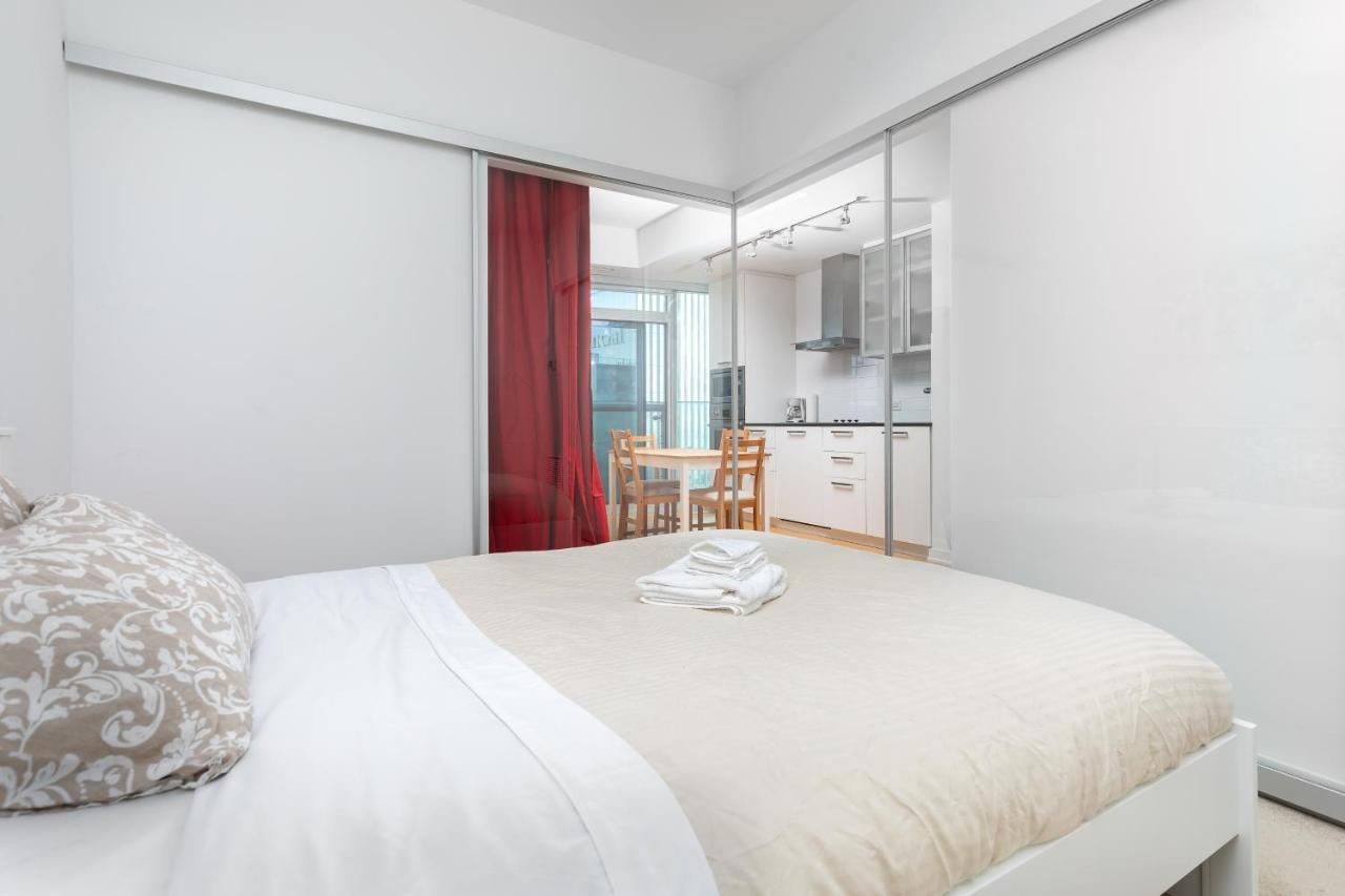 Across From The Cn Tower, Metro Toronto Convention Centre And Rogers Centre In Downtown Toronto Core Apartment Bagian luar foto
