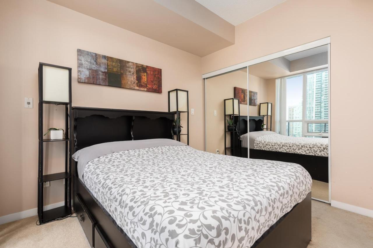 Across From The Cn Tower, Metro Toronto Convention Centre And Rogers Centre In Downtown Toronto Core Apartment Bagian luar foto