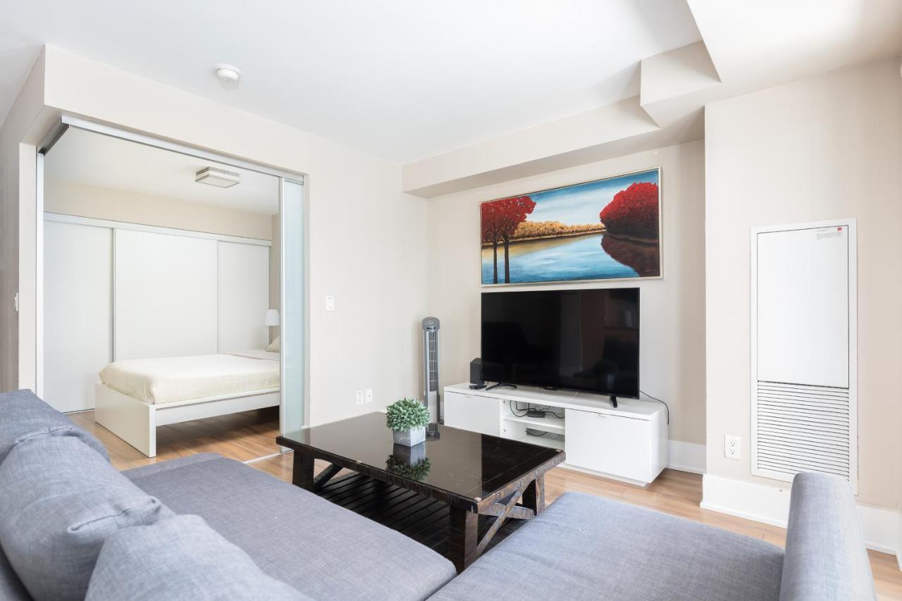 Across From The Cn Tower, Metro Toronto Convention Centre And Rogers Centre In Downtown Toronto Core Apartment Bagian luar foto