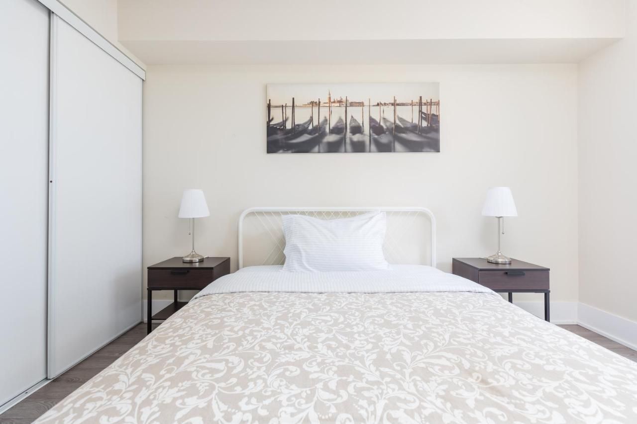 Across From The Cn Tower, Metro Toronto Convention Centre And Rogers Centre In Downtown Toronto Core Apartment Bagian luar foto